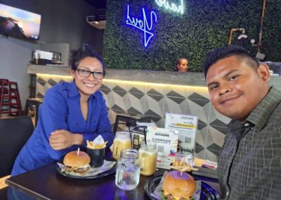 Fotos Pareja comiendo las mejores hamburguesas en Fosters Panamá