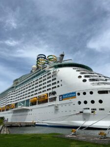 Fosters Colón: Las Mejores Hamburguesas con espectacular Vista a la Llegada de Cruceros